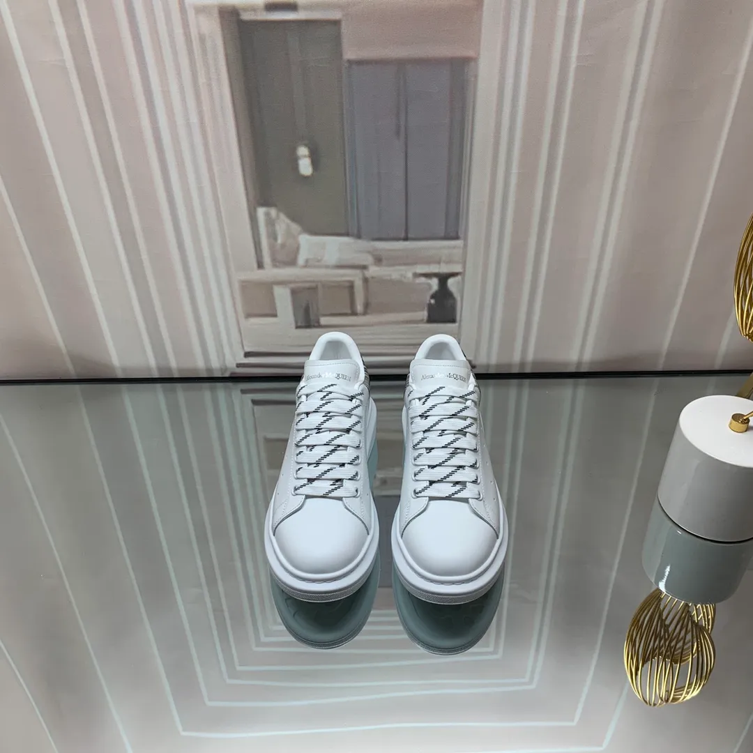 👟👟Ex-factory price 560👟👟 Professional McQueen factory. Top version. Couple style Alexander McQUEEN high version has been upgraded to the highest quality again✅ 💪McQueen Spring, Summer, Autumn and Winter top version Purchasing level✅ Recruiting national online and offline agents to join🤝 🏆Fabric: Original materials imported from Italy. Texture, water-resistant and non-discoloring 🏆Inner lining: ️A-grade Italian imported lining resistant to dirt, sweat-absorbent, breathable and comfortable 🏆Foot pads: top-grade imported Italian super-soft cowhide leather 🏆Outsole: PU+counter 1:1 🏆Shoe box: original white box. Plus white flip cover for double-layer protection. Cloth bag. Handbag. Certificate of 1:1 mold opening, 4-piece set. Delivered with a pair of shoelaces. 🖕🏿🖕🏿🖕🏿 You can choose any pair of shoelaces in any color of our factory 🏆Code number: women's 34-41. men's 38-46 🏆Special remarks (women's code 34.40.41, men's code 38.45.46 is customized, no returns or exchanges) Win-win cooperation 🤝